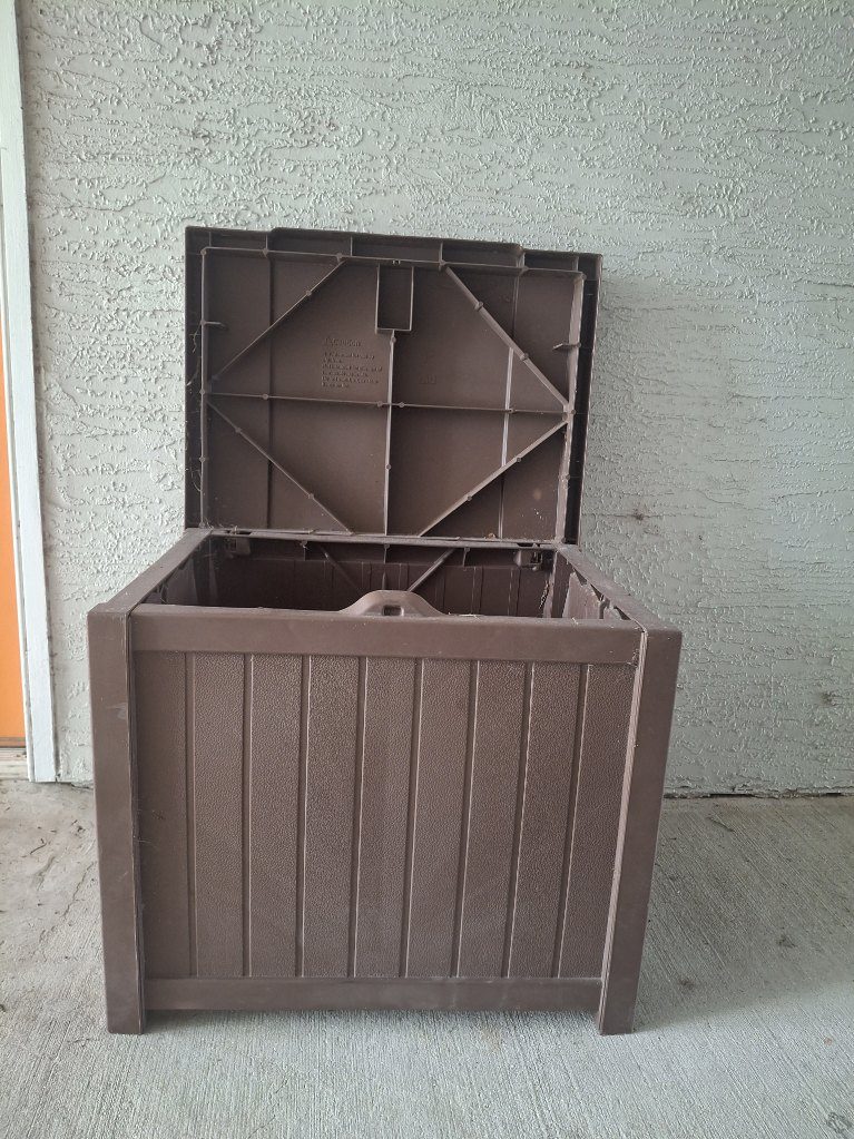 Open valet trash bin